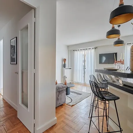 In The 16th Area Residential District * Paris